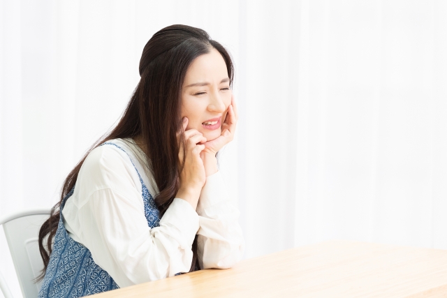 歯の痛みを感じている女性