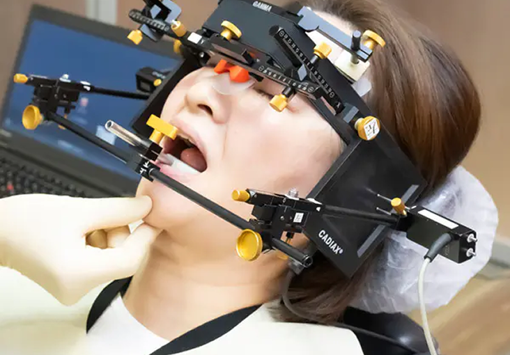 顎を痛がる女性
